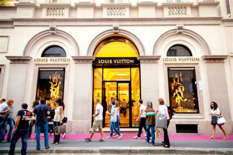 vestiti louis vuitton outlet|buying Louis Vuitton in milan.